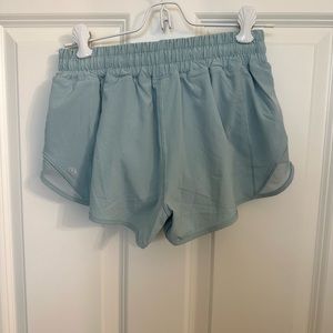 Lululemon hotty hot shorts 2.5 inch low rise size 4 hazy jade